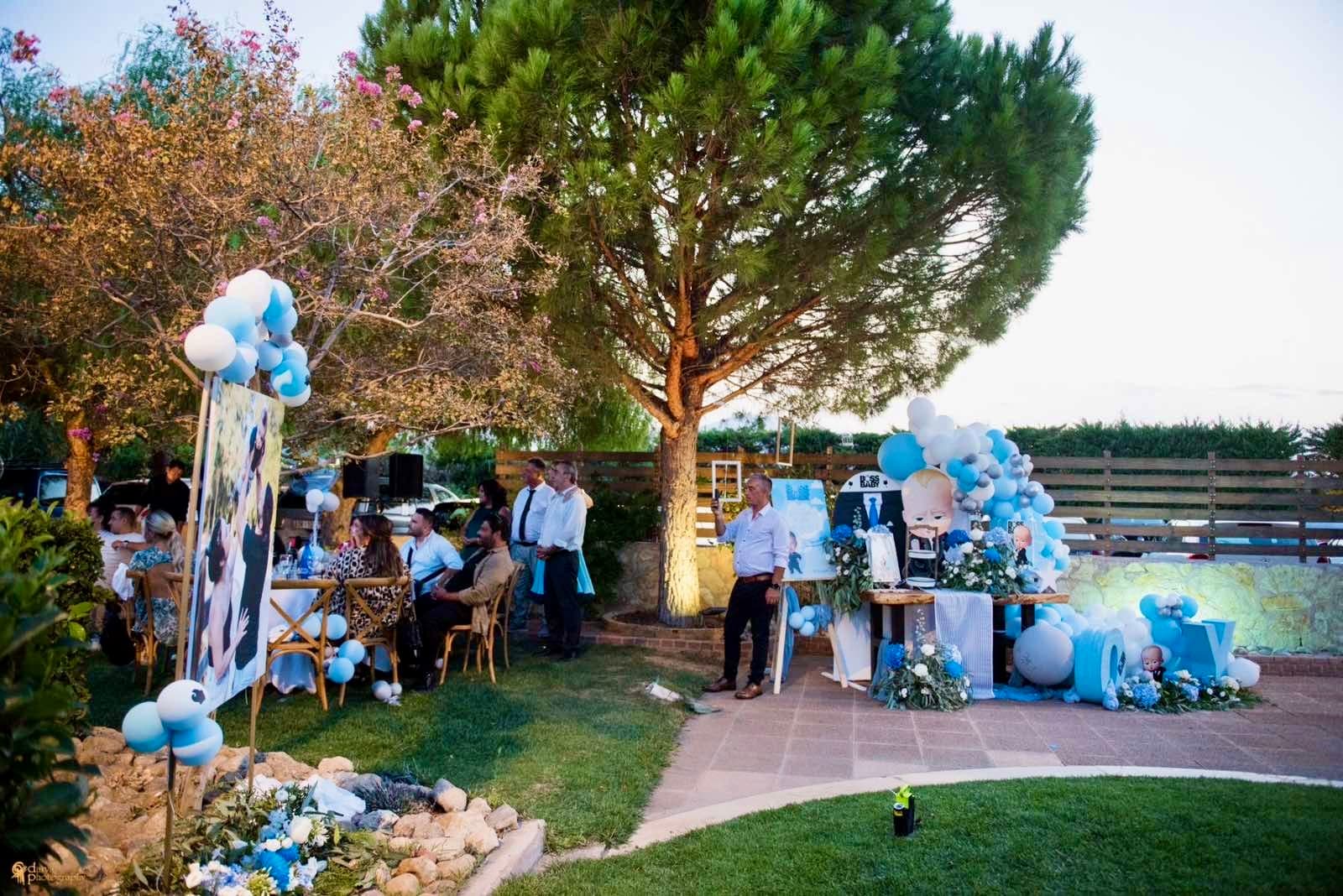 Διαδρομή με φανάρια και λουλούδια