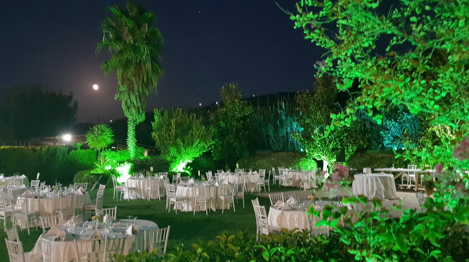 Γαμήλιο setup με λουλούδια