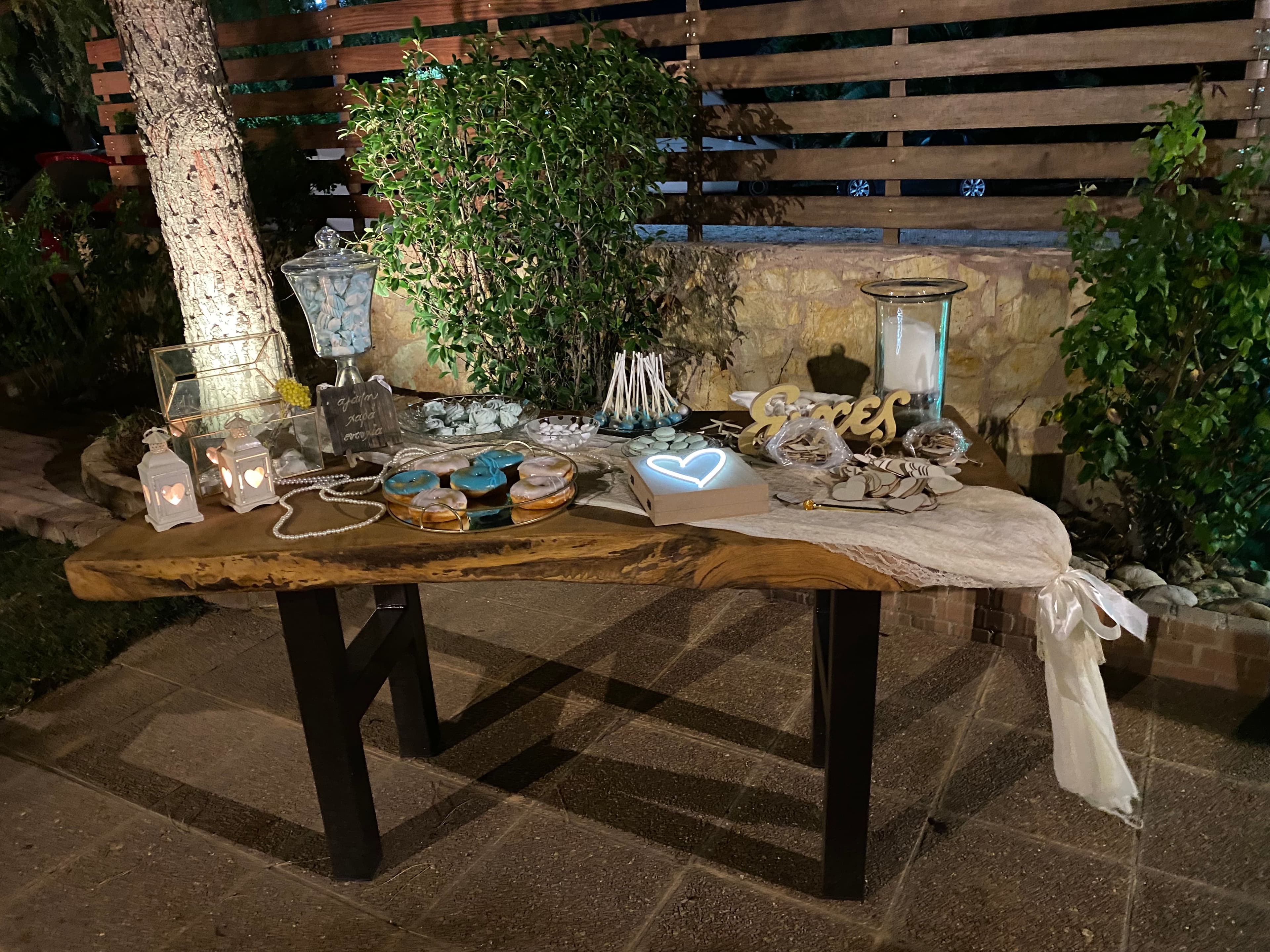 Χώρος με διακόσμηση και setup